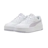 Championes urbanos Puma Court Lally Skye, color blanco con detalles en lila. Confeccionadas con materiales reciclados y plantilla SoftFoam+.