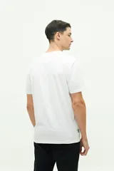 Remera blanca de manga corta con estampado pequeño en el pecho.