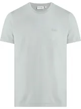 Remera de algodón gris claro, de corte clásico, cuello redondo y manga corta. Presenta un pequeño logo de Calvin Klein en el pecho.