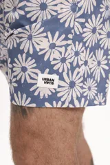 Short de baño color verde oscuro o negro con diseño texturizado o estampado sutil en franjas horizontales y detalles perforados. Posee cordón de ajuste trenzado en la cintura.