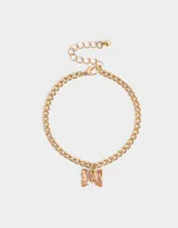 Pulsera dorada con dije de mariposa de cristal color durazno.