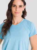Remera deportiva negra de manga corta con cuello en V, confeccionada en tela de secado rápido.