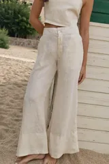 Pantalón palazzo color crudo, confeccionado en lino 100%.
