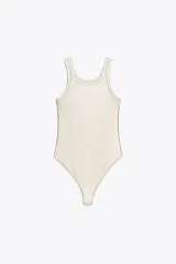 Body color crema de cuello redondo y sisas amplias. Tejido en rib metalizado con cierre inferior con broches a presión.