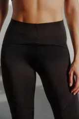 Calza larga deportiva negra, confeccionada en poliéster y elastano.