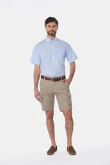 Bermuda cargo color beige con bolsillos laterales y traseros, corte recto y cierre con botón y cremallera.