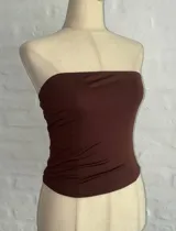 Top strapless ajustado color marrón oscuro, de tejido liso.