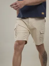 Bermuda de gabardina negra con bolsillos cargo laterales y corte recto.