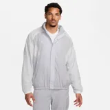 Campera gris de Nike con cierre completo, bolsillos laterales y bolsillo interno, de corte suelto.
