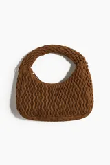 Cartera bandolera color marrón, con textura guateada, asa corta gruesa y correa fina extraíble. Cierre superior con cremallera y forro interior. Ancho 6 cm, alto 16 cm y largo 23 cm.