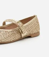 Zapatilla chatita metalizada dorada con puntera redonda, tira con hebilla y textura trenzada.