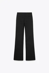 Pantalón blanco de tiro alto con corte acampanado.
