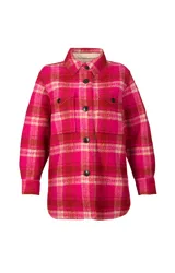 Chaqueta tipo camisa de lana a cuadros color fucsia, rojo y beige, con cuello camisero, cierre frontal con botones, dos bolsillos de parche en el pecho y mangas largas.