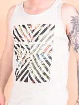 Musculosa blanca con estampado abstracto en el frente.