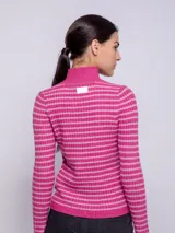 Polera de punto con diseño a rayas en tonos verde y blanco, de manga larga y cuello alto.
