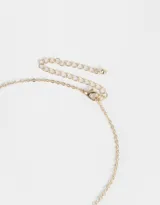 Collar corto dorado con cadena de eslabones y dijes colgantes de corazones con strass, corazones de metal y cuentas de colores.