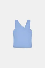 Camiseta negra de tejido rib, corte ajustado (slim fit), con escote cruzado en pico y tirantes anchos.