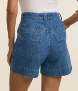 Short de jeans azul de tiro alto, corte comfy, con bolsillos laterales y cierre con botón y cremallera.