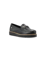 Mocasín de cuero negro con detalle de hebilla dorada y suela track.
