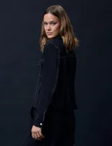 Campera liviana negra marca Ninety con abertura central con botones y bolsillos delanteros.
