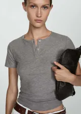Camiseta gris de lyocell con cuello redondo y cierre de botones.