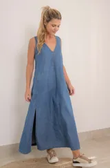 Vestido largo de denim celeste, con escote en V y corte holgado.