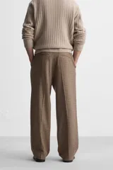 Pantalón de vestir marrón con estampado de cuadros, corte recto, tiro alto y pliegues en la cintura.