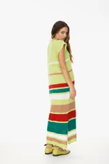 Vestido largo de tejido de punto color verde con rayas horizontales en blanco, marrón, rojo y verde.