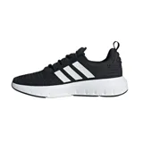 Zapatillas deportivas de hombre, de diseño negro con detalles en blanco y exterior tejido tipo media para mayor ajuste.