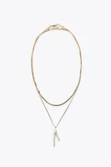 Set de dos collares dorados de diferente longitud: uno de cordón metálico tipo malla y otro de cordón metálico con colgante de perla natural.