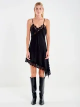 Vestido corto negro de tirantes finos regulables, escote en V con aplicaciones de encaje negro y bajo asimétrico.