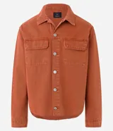 Campera masculina tipo overshirt color ladrillo, corte boxy, confeccionada en sarga, con cuello inglés, manga larga, abotonado delantero, bolsillos con solapa en el pecho y barra a hilo.