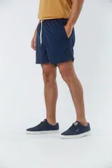 Short de baño celeste liso, con cintura elástica ajustable con cordón negro, dos bolsillos delanteros y uno trasero.