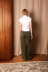 Pantalón de jean verde con efecto gastado, corte recto y tiro alto.