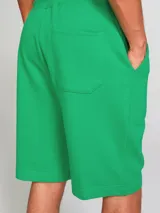 Bermuda verde de algodón con cintura elástica y cordón ajustable.