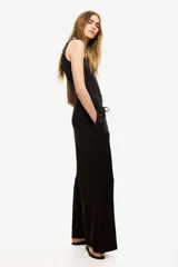 Pantalón marrón de punto de algodón, corte ancho, largo cropped, con cintura elástica y cordón de ajuste.