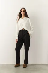 Pantalón recto tipo sastrero, confeccionado en 100% algodón, con bolsillos laterales y traseros falsos.