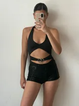 Short negro de tiro alto con lentejuelas.