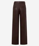 Pantalón de cuero sintético color marrón, de corte recto, con trabillas en la cintura, bolsillos delanteros y traseros, y abertura en el ruedo.