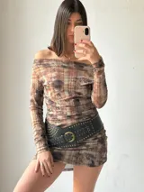 Vestido corto marrón con estampado abstracto, escote off-shoulder y mangas largas.