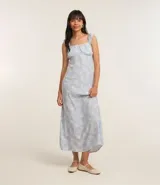 Vestido midi con estampado floral celeste y blanco, breteles anchos con volados, escote cuadrado y corte recto.