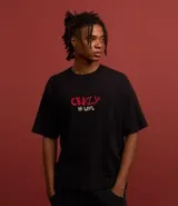 Remera negra de algodón con corte boxy, cuello redondo y mangas cortas. Estampado en la espalda de Lola Bunny besando a Bugs Bunny, con corazones y texto "Lola and Bugs Bunny".