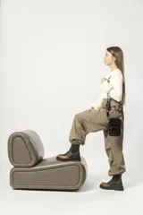 Bandolera negra de cuero con delantera capitoneada. La correa es regulable y tiene un diseño combinado entre cintas de algodón, cuero y aros metálicos.