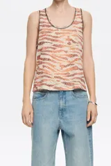 Musculosa con estampado animal print de tigre en tonos naranja y beige, con cuello redondo y sisas con ribete negro.