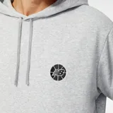 Canguro con capucha New Balance Hoops Essential MT23581AG para hombre, color gris melange, con logo estampado en el pecho.