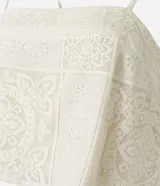 Blusa cropped de algodón con escote recto, breteles finos ajustables, lazo doble en la espalda y estampa floral guipire.