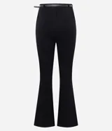 Pantalón negro de tiro alto, corte flare (acampanado) y tejido estructurado. Incluye un cinturón fino negro.