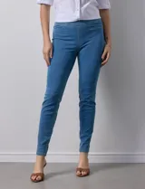 Jegging de denim azul con pretina elastizada, corte slim fit, bolsillos delanteros simulados y bolsillos traseros aplicados.
