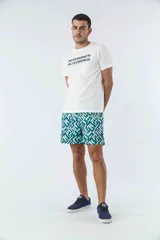 Short de baño con estampa geométrica, diseño ligero y de rápido secado, con dos bolsillos delanteros y uno posterior.