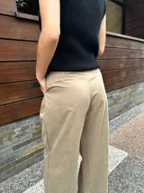 Pantalón sastrero color ladrillo de corte ancho.